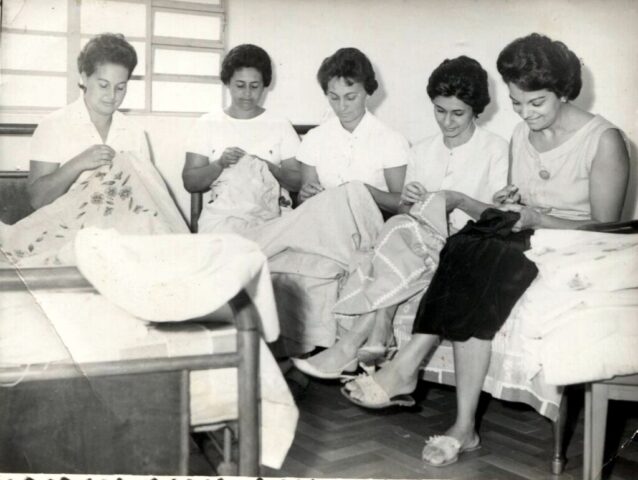 FOTO 02 Grupo de trabalhos manuais que antecedeu a criação do Abrigo Alfredo Julio – 1961