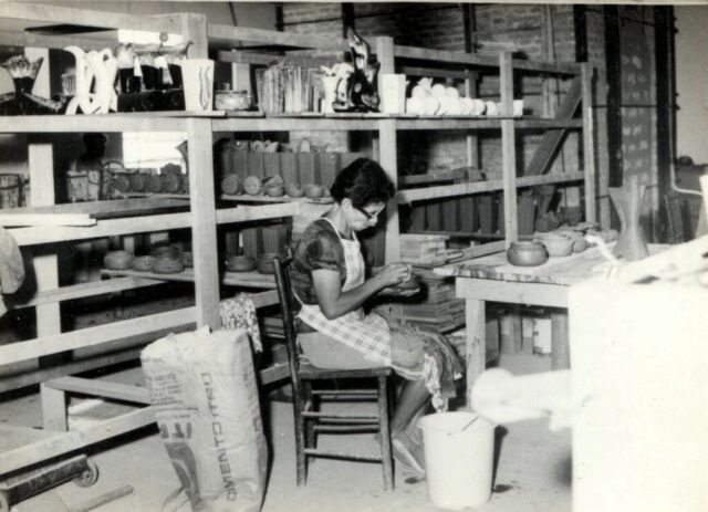 FOTO 17 Primeira colaboradora na confecção de cerâmica em 1968 Dona Dilza do Carmo Dutra