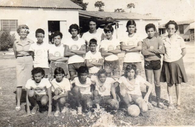 GRUPO 08 Dona Margarida e Dona Vadinha com um time de futebol da Boa Nova na década de 1970